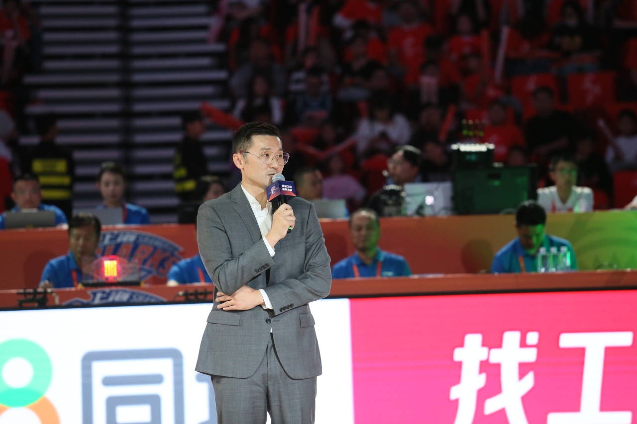 媒体人：刘炜今天上午从上海飞往乌鲁木齐 就任新疆男篮主帅